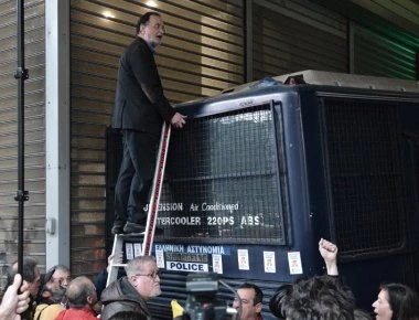 Πλειστηριασμοί: Με ... σκάλα ο Π. Λαφαζάνης ανεβαίνει πάνω στα λεωφορεία των ΜΑΤ (φωτό, βίντεο)